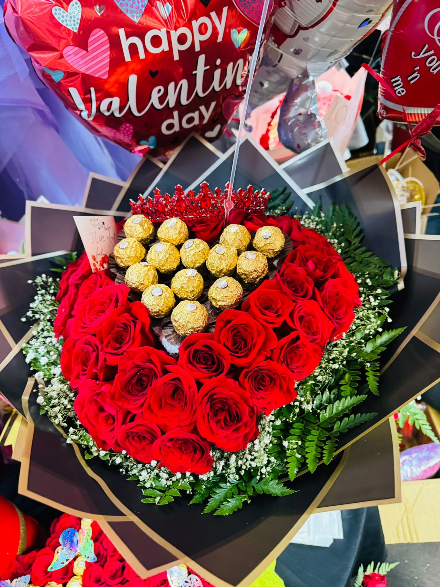 Ramo de rosas rojas con bombones Ferrero Rocher y corona