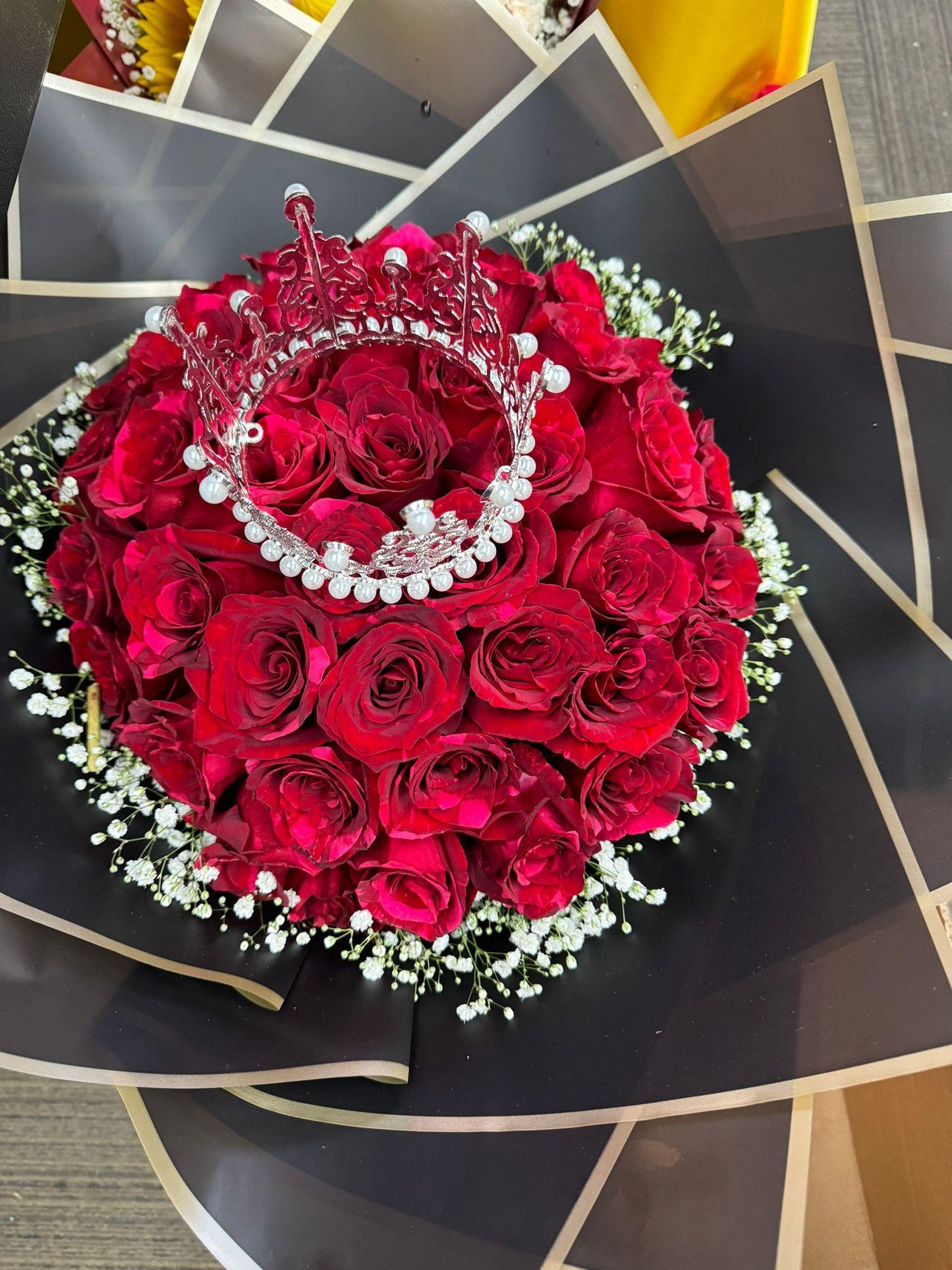 Ramo de rosas rojas con corona