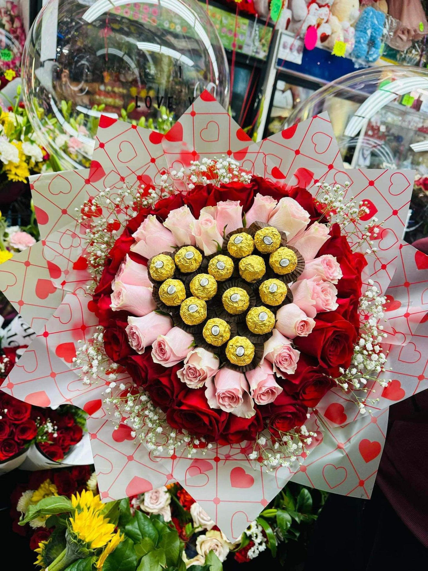 Ramo de rosas con Ferrero Rocher en forma de corazón