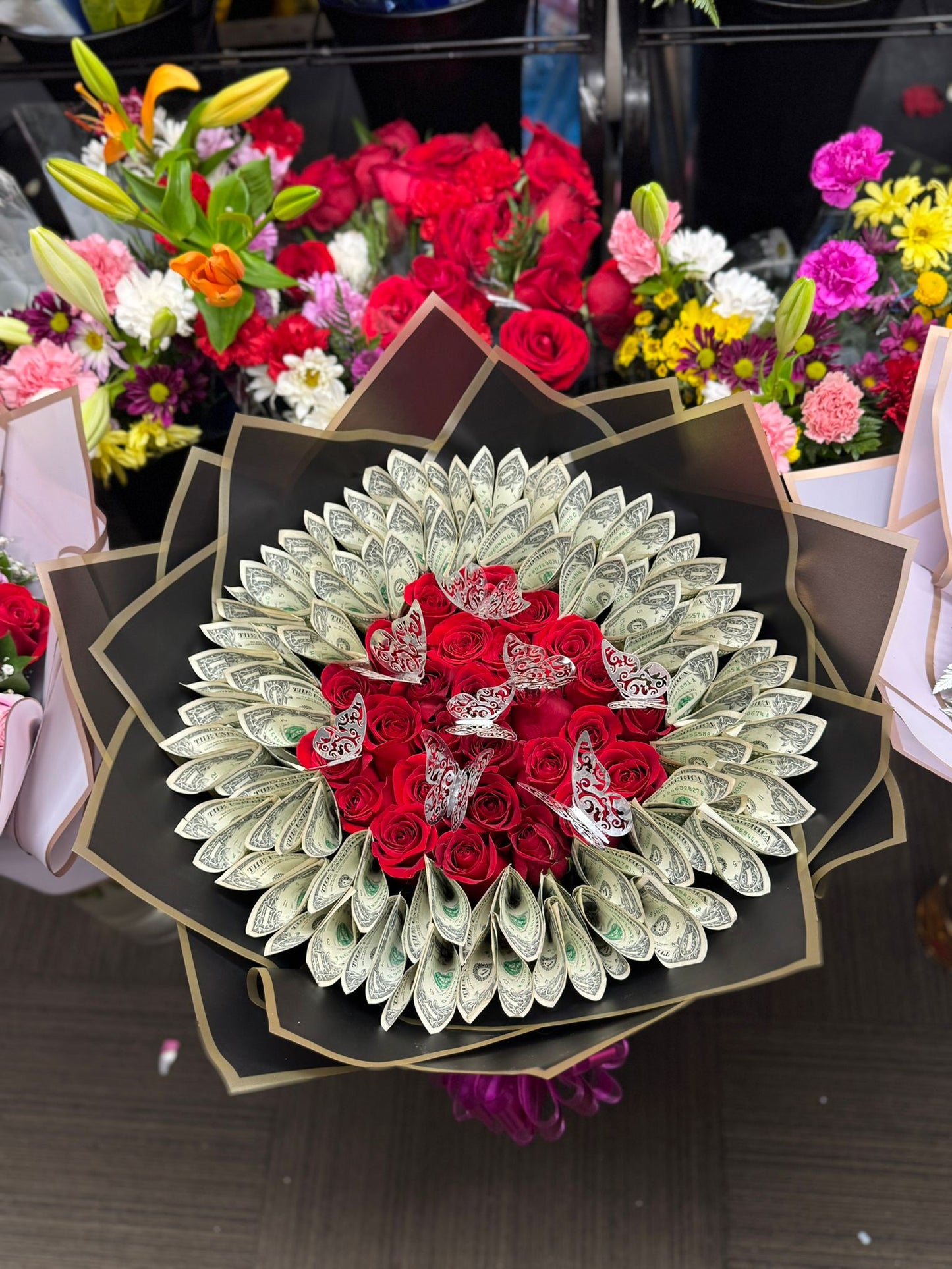Ramo de rosas rojas con billetes