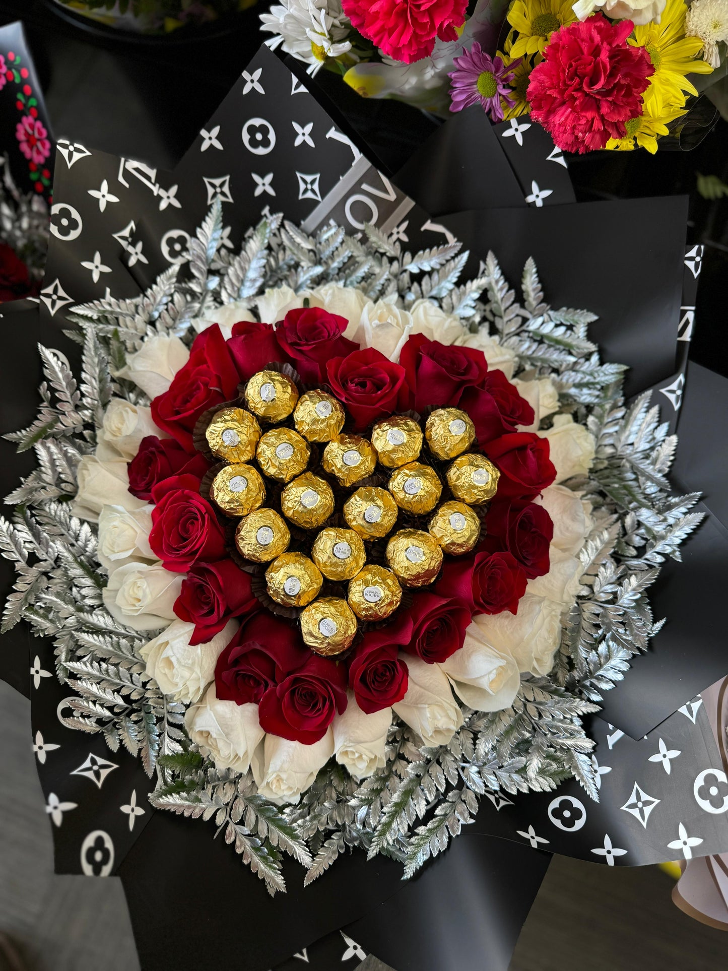Ramo de enamorados con bombones en forma de corazón
