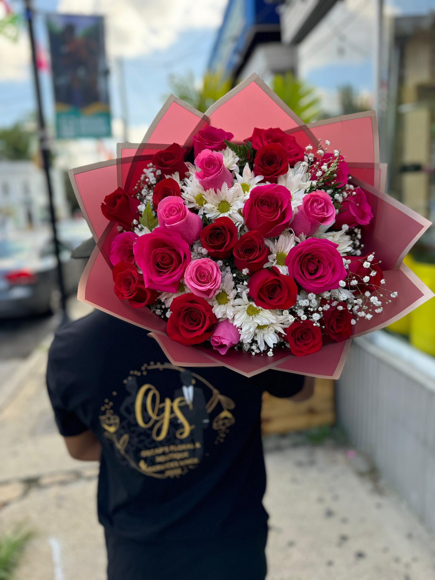 Ramo de rosas y flores