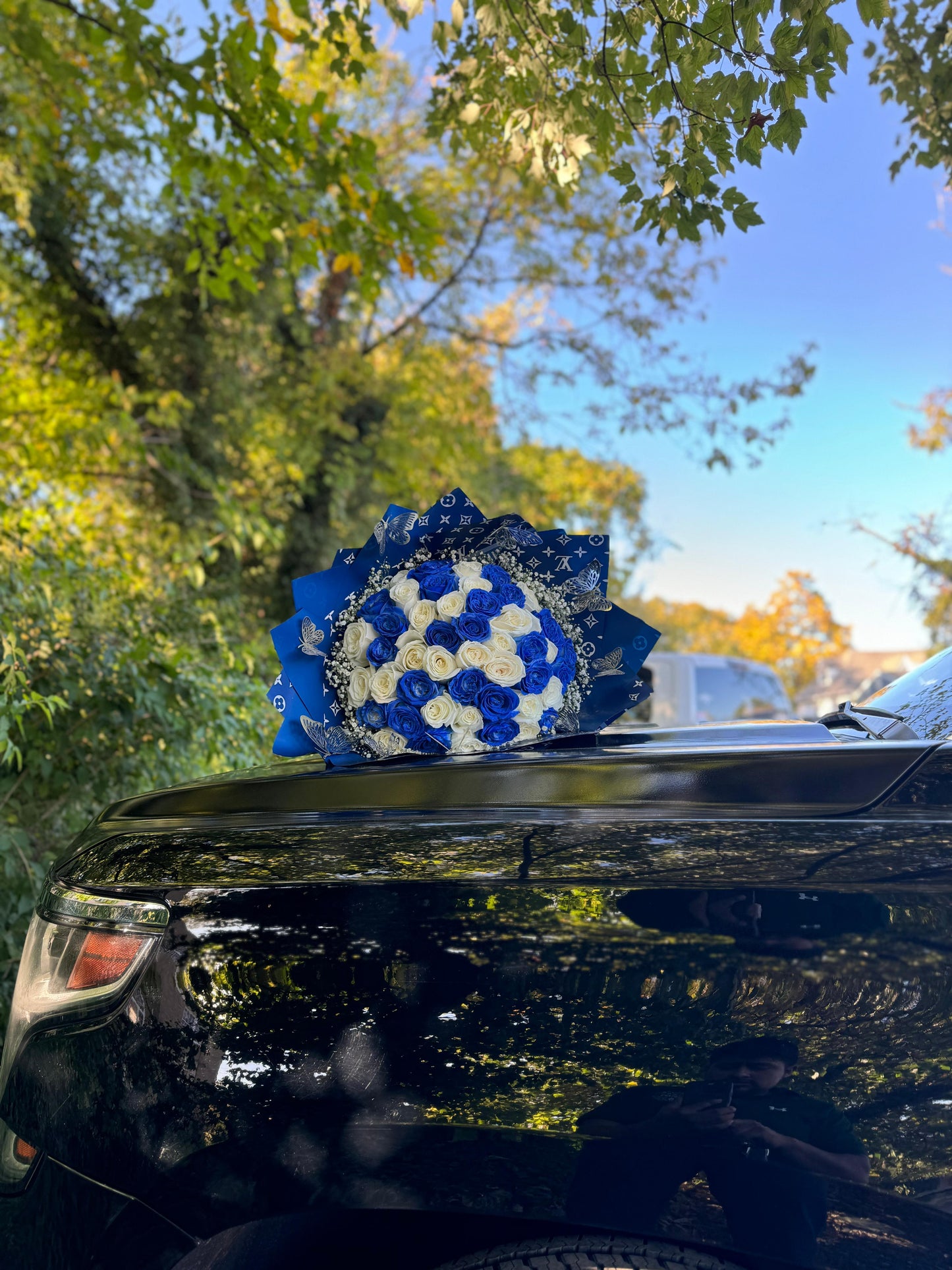 Ramo de rosas azules y blancas