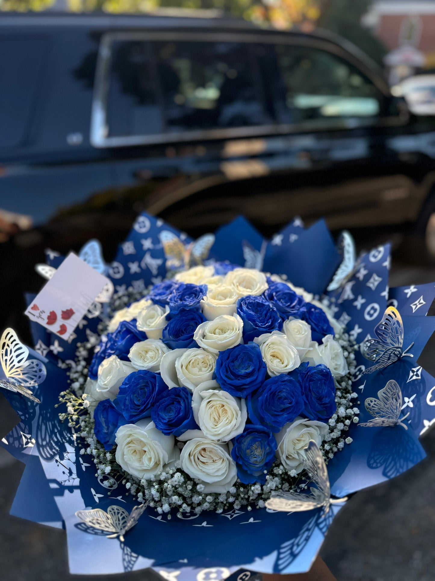 Ramo de rosas azules y blancas