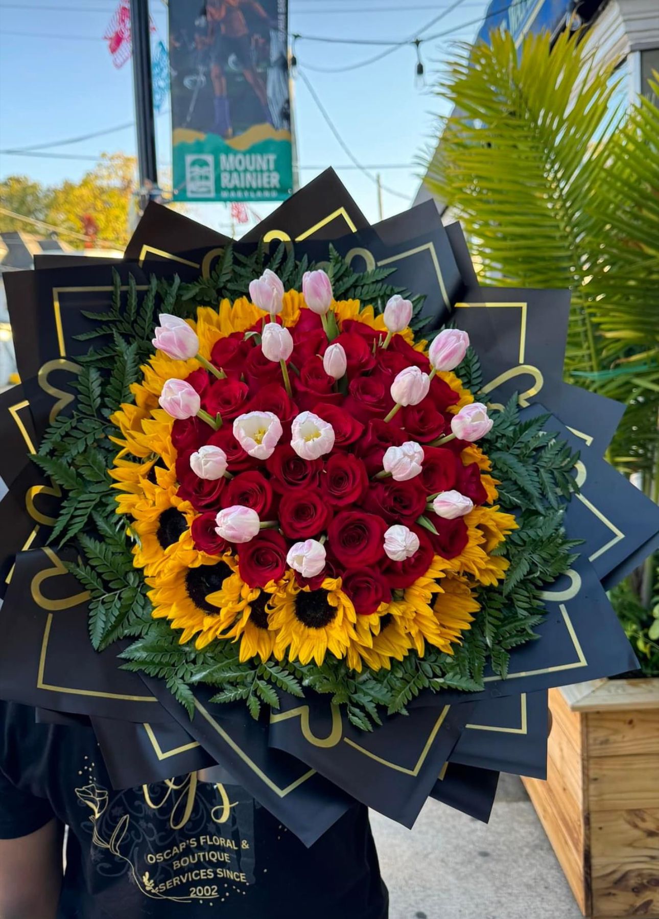 Ramo de rosas con girasoles y tulipanes