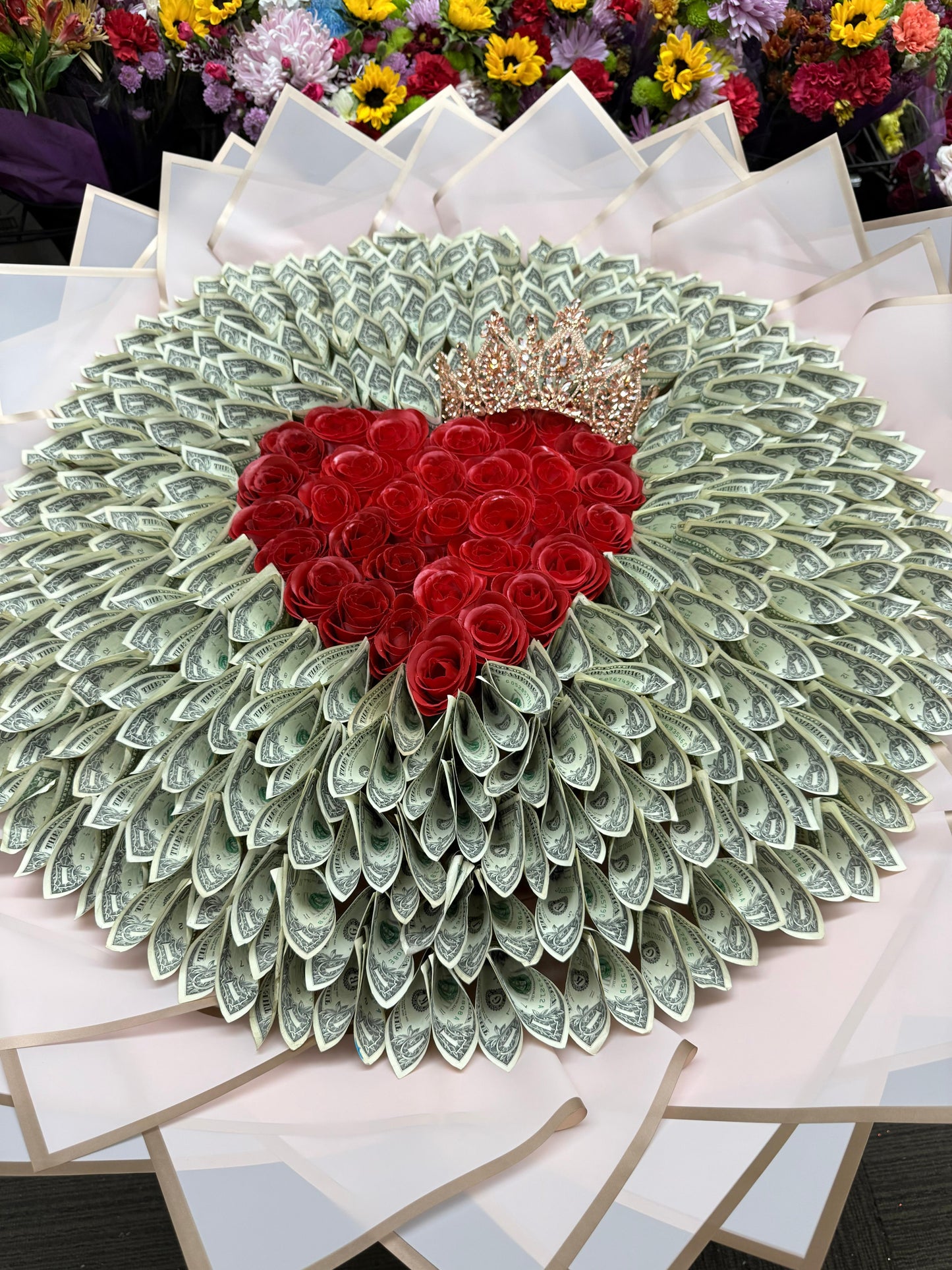 Ramo de rosas rojas con billetes