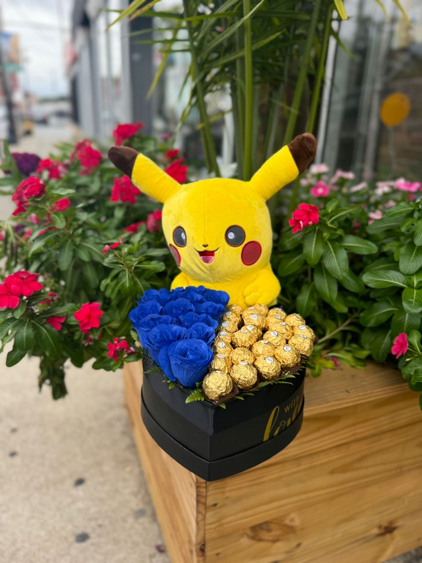 Caja corazón con rosas y bombones