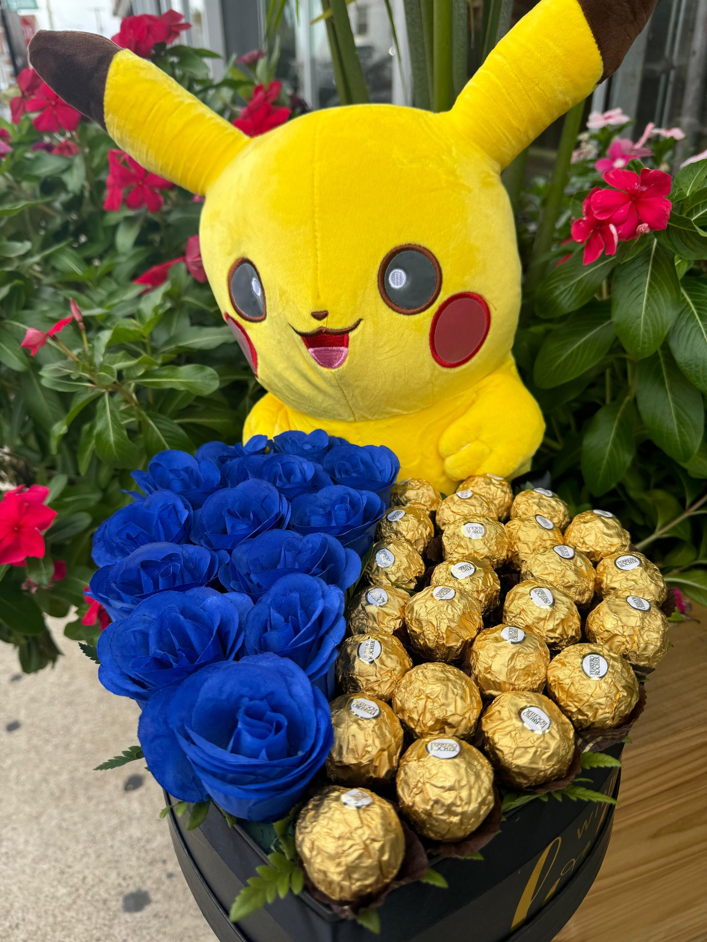 Caja corazón con rosas y bombones