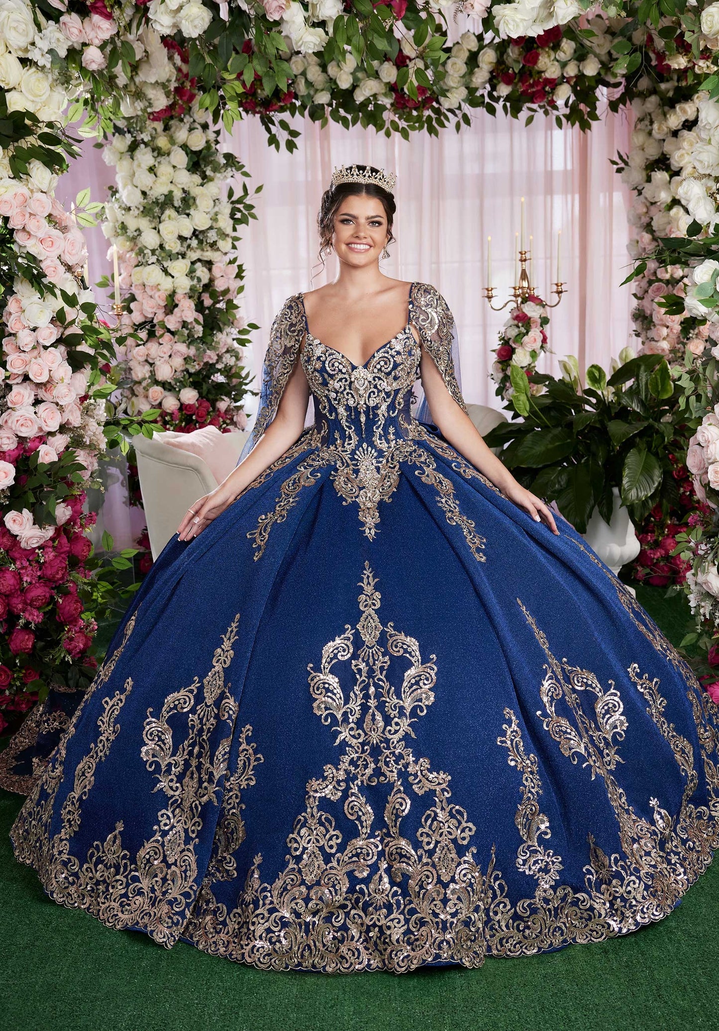 Vestido de quinceañera metálico con bordado de lentejuelas y capa