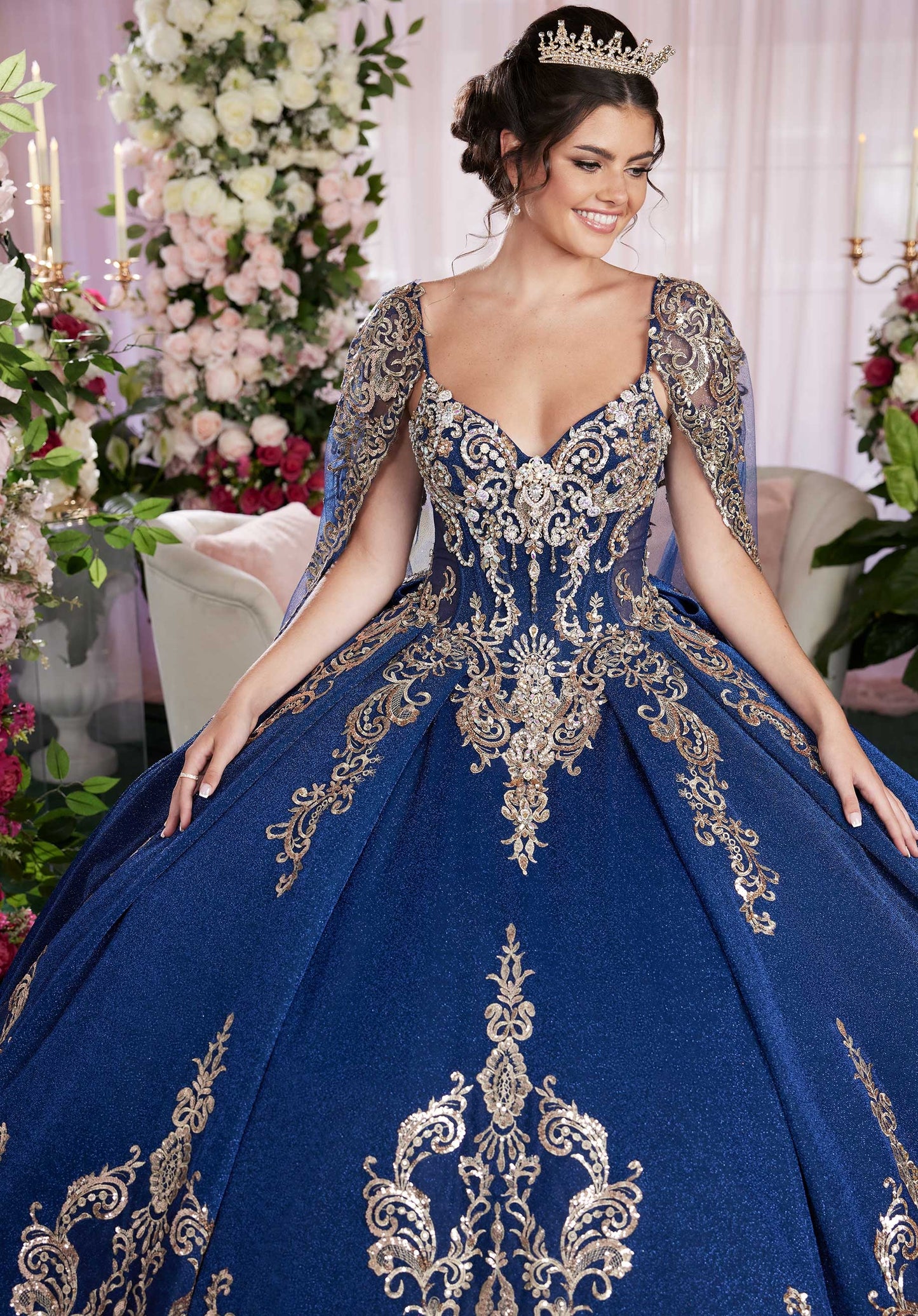 Vestido de quinceañera metálico con bordado de lentejuelas y capa
