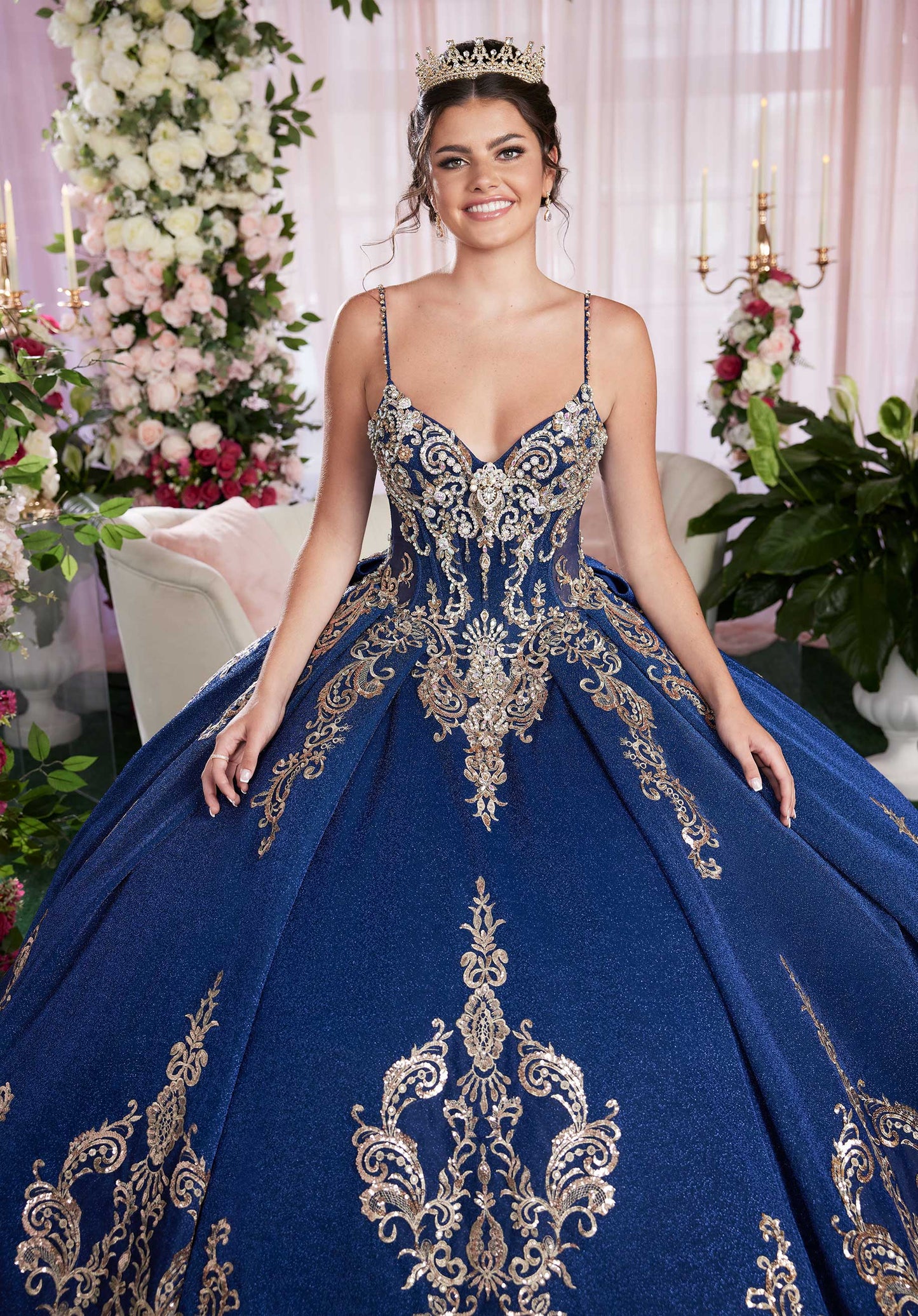 Vestido de quinceañera metálico con bordado de lentejuelas y capa
