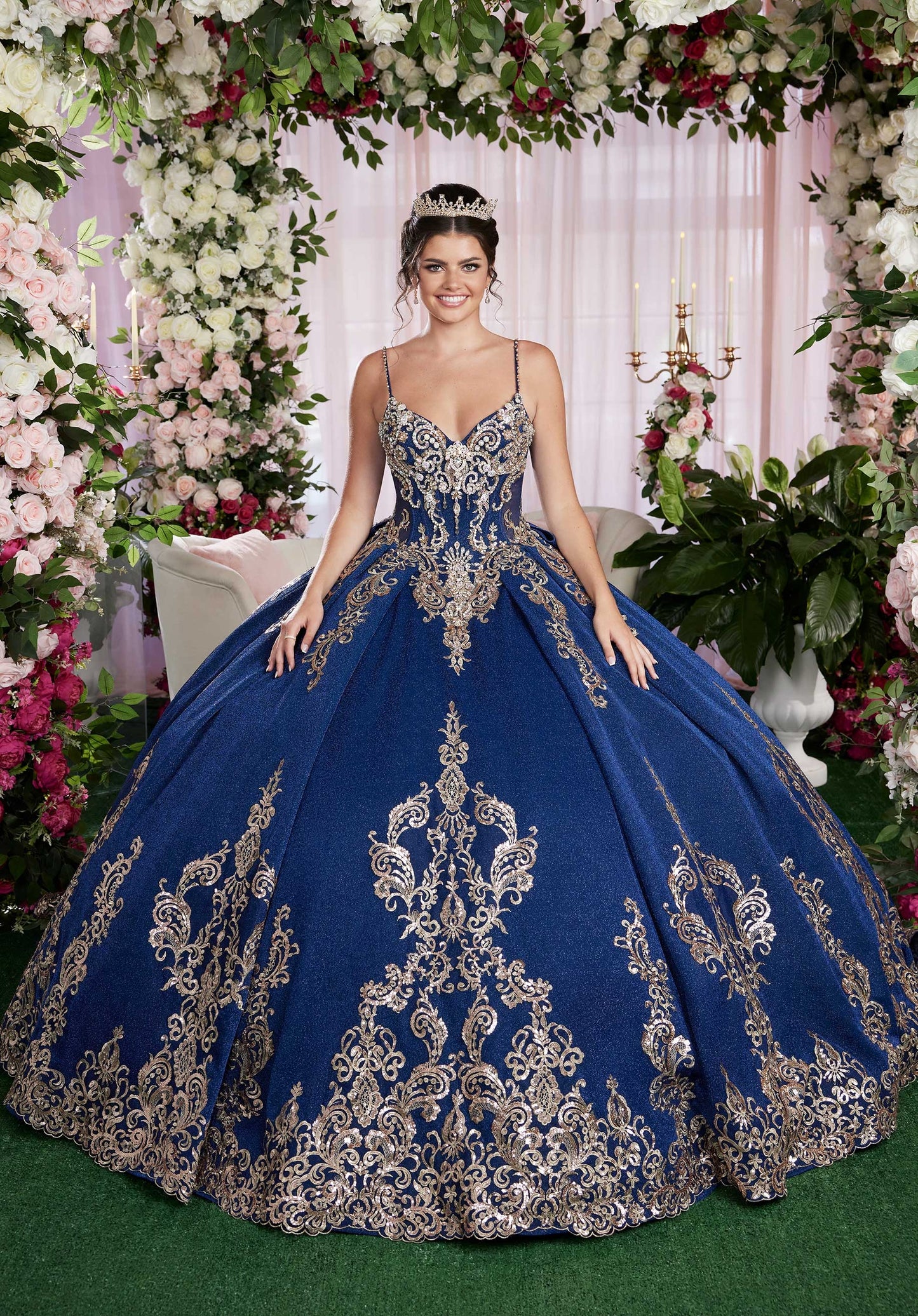 Vestido de quinceañera metálico con bordado de lentejuelas y capa